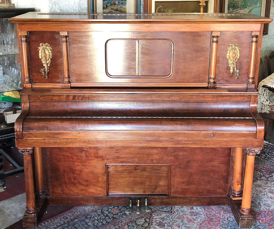 AUTOPIANO CO. Antigo Piano Vertical da marca AUTOPIANO Co New York, feito em madeira maciça e em funcionamento. A Companhia AUTOPIANO ficou conhecida por produzir excelentes pianos no inicio do século 20. Inaugurada em 1903 em Nova York. A empresa fechou as portas em 1930 por conta da Grande Depressão, no entanto seus exemplares possuem tamanha qualidade que mesmo após 100 anos estão em bom estado. Medidas: 1,62m de comprimento, 71cm de profundidade e 1,40m de altura.