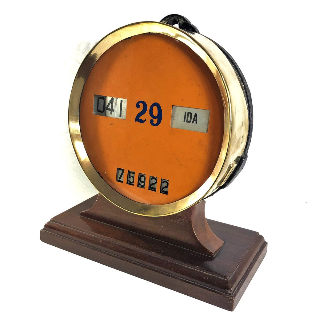 RELÓGIO DE BONDE. Antigo e original relógio de um dos bondes que começaram a circular em 1859 no Rio de Janeiro. Medidas: 37cm de altura total e 27cm de diâmetro.