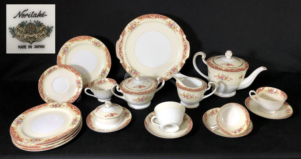 PORCELANA NORITAKE. Belíssimo jogo de café feito em porcelana da marca Noritake, composto de 4 xícaras com pires, 4 pratos de sobremesa, um prato para bolo, uma manteigueira, um bule de chá, uma cremeira e um açucareiro.